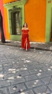 Oaxaca mood.
Vestido Victoria, una pieza elaborada en tela de satín de alta calidad, fusionado con un hermoso bordado de flores multicolor bordado a mano por la artesana Wendy del Istmo de Oaxaca.Descubre más en tienda física y online en Dacanni.comIcono @jimenadegyves#dacanni #oaxaca #inspofashion #outfitinspo