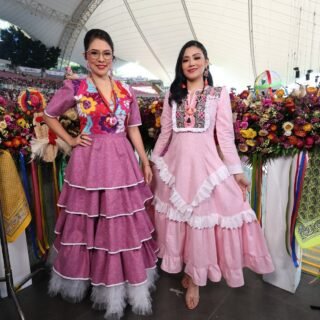 Jalapa de Díaz y San Vicente Coatlán son el corazón central de cada pieza y que se funden para crear estilos únicos ❤✨Decubre más en tienda física y online en Dacanni.comIconos @dianahdzr @aryzhunka#Dacanni #Oaxaca #Handmade #Mexico #Embroiderydesign