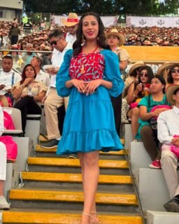 @pam0w0 luce nuestro vestido midi Celeste, el cual cuenta con un bordado de pajaritos y flores elaborado por maestras artesanas de Jalapa de Díaz y confeccionado en tejido de lino ✨Descubre más en tienda física y online en Dacanni.com#Dacanni #Oaxaca #Handmade #Mexico #Embroiderydesign