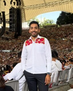 @daaniel.aguilaar porta nuestra camisa Guie' biaani', confeccionada en lino e intervenida por flores bordadas a mano por artesanas de la región del Istmo de Oaxaca.Descubre más en tienda física y online en Dacanni.com#dacanni #oaxaca #handmade #mexico #embroiderydesing #inspofashion #mensfashion