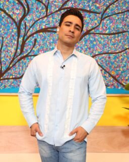 @grincarreno porta nuestra guayabera con un fino bordado a mano de flores en tonalidad blanca, realizadas por la artesana zapoteca Wendy de la región del Istmo de Tehuantepec.Descubre más en tienda física y online en Dacanni.com#dacanni #oaxaca #handmade #mexico #embroiderydesing #inspofashion #mensfashion