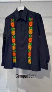Descubre parte de nuestra colección de guayaberas edición #DíaDeMuertos cada una cuenta con un elemento representativo de la fiesta más viva de México 🌼☠️🕯️Pre-order disponible en tienda física y online en Dacanni.com#Dacanni #Oaxaca #DíaDeMuertos #preorder