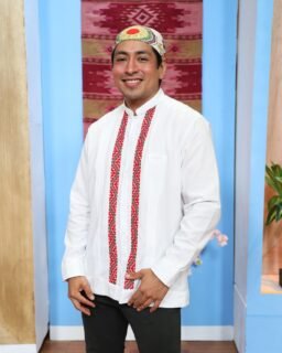 @adairrevipalacios porta nuestra guayabera con bordado realizado en técnica de punta de cruz por maestras artesanas de San Vicente Coatlán.Descubre más en tienda física y online en Dacanni.com#dacanni #oaxaca #handmade #mexico #embroiderydesing #inspofashion #mensfashion