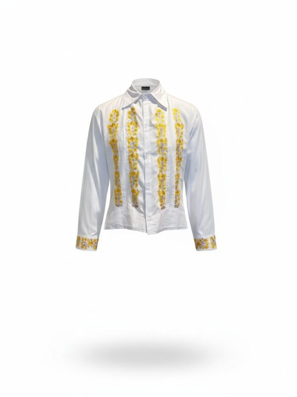 Camisa para caballero con bordado artesanal elaborado por las maestras artesanas de San Antonino Castillo Velasco