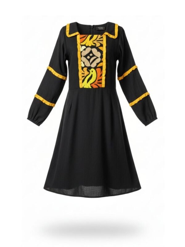 Vestido corto negro de rayón con bordado anaranjado de flores y pajaritos y detalles en olanes.