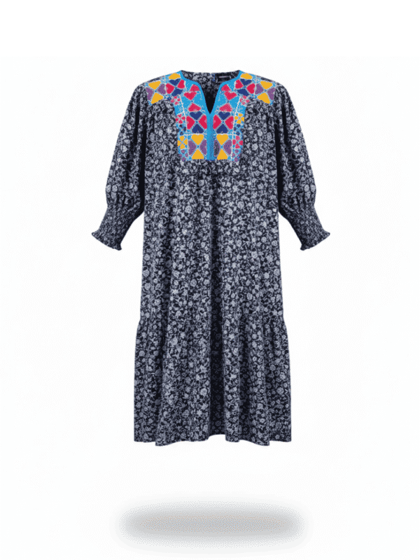 Vestido largo casual plus size en algodón estampado con pechera bordada en punto de cruz por artesanas de San Vicente Coatlán Oaxaca