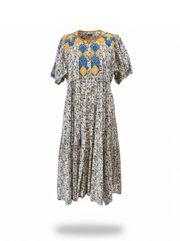 Vestido largo casual plus size en algodón estampado con pechera bordada en punto de cruz por artesanas de San Vicente Coatlán Oaxaca