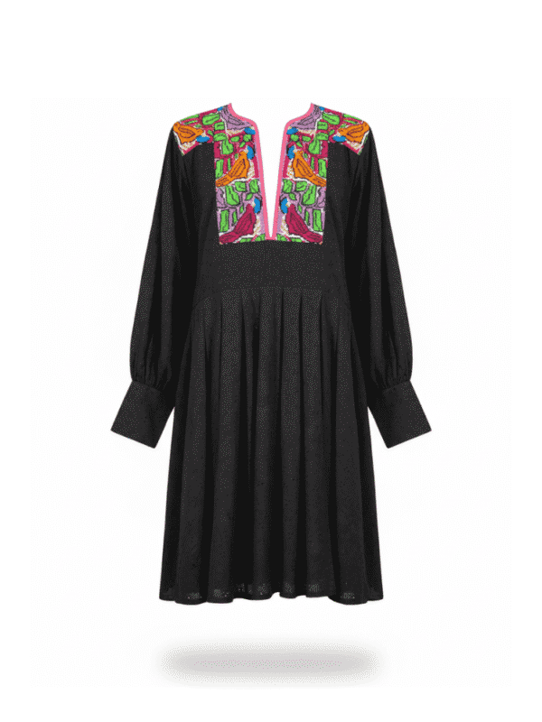 Vestido corto casual negro talla plus size de algodón Freedom con mangas largas y pechera bordada en punto de cruz artesanal de San Vicente Coatlán Oaxaca