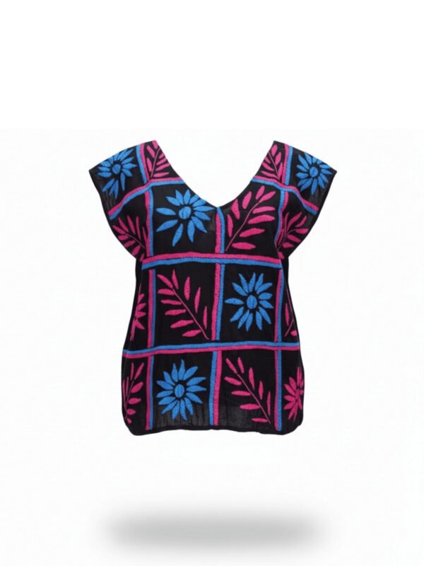 Blusa casual manga corta con bordado hecho a mano por artesanas de San Felipe Jalapa de Díaz