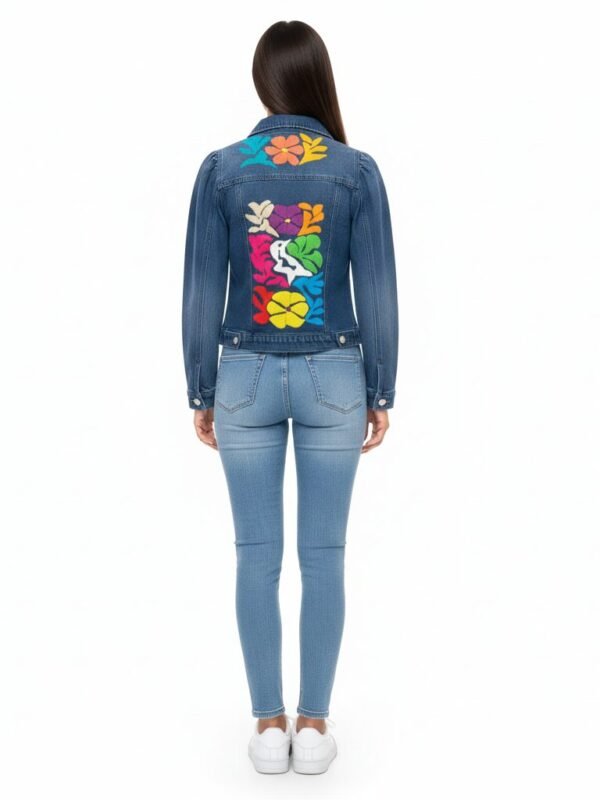 Chamarra de mujer de mezclilla con bordado de Jalapa de Díaz artesanal