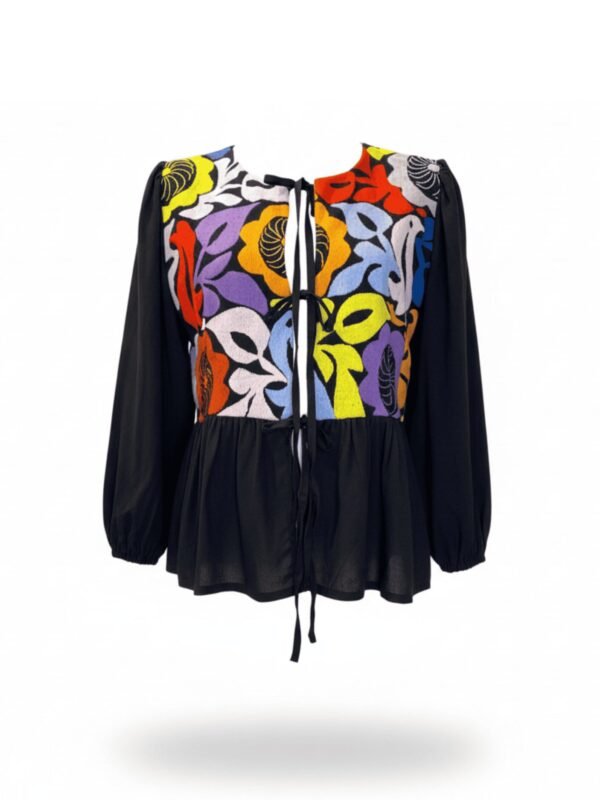 blusa copenhague negra y rosa bordada a mano frontal