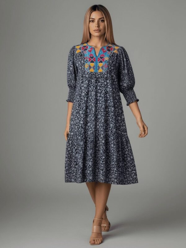 Vestido largo casual plus size en algodón estampado con pechera bordada en punto de cruz por artesanas de San Vicente Coatlán Oaxaca