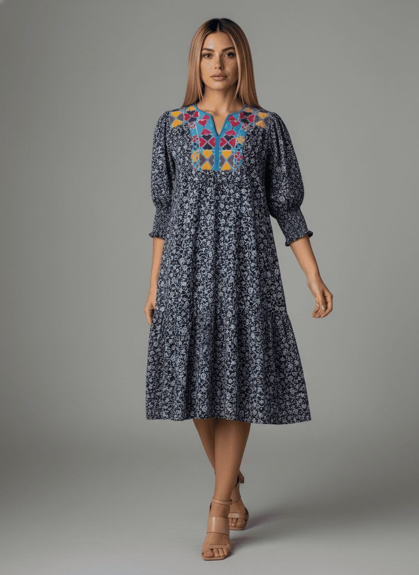 Vestido largo casual plus size en algodón estampado con pechera bordada en punto de cruz por artesanas de San Vicente Coatlán Oaxaca