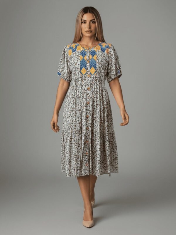 Vestido largo casual plus size en algodón estampado con pechera bordada en punto de cruz por artesanas de San Vicente Coatlán Oaxaca