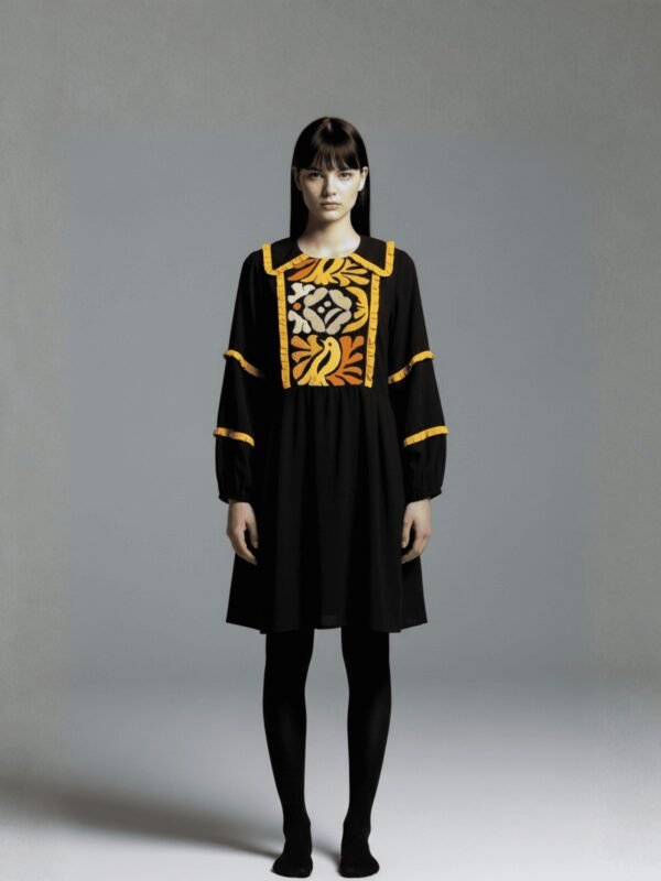 Vestido corto negro de rayón con bordado anaranjado de flores y pajaritos y detalles en olanes.