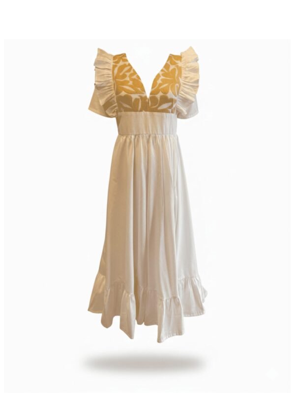 Vestido largo casual de algodón bordado blanco con olanes y artesanía mazateca