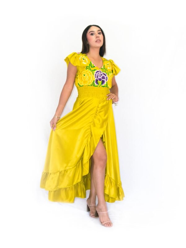 Vestido largo de noche satín dorado con bordado artesanal en pechera