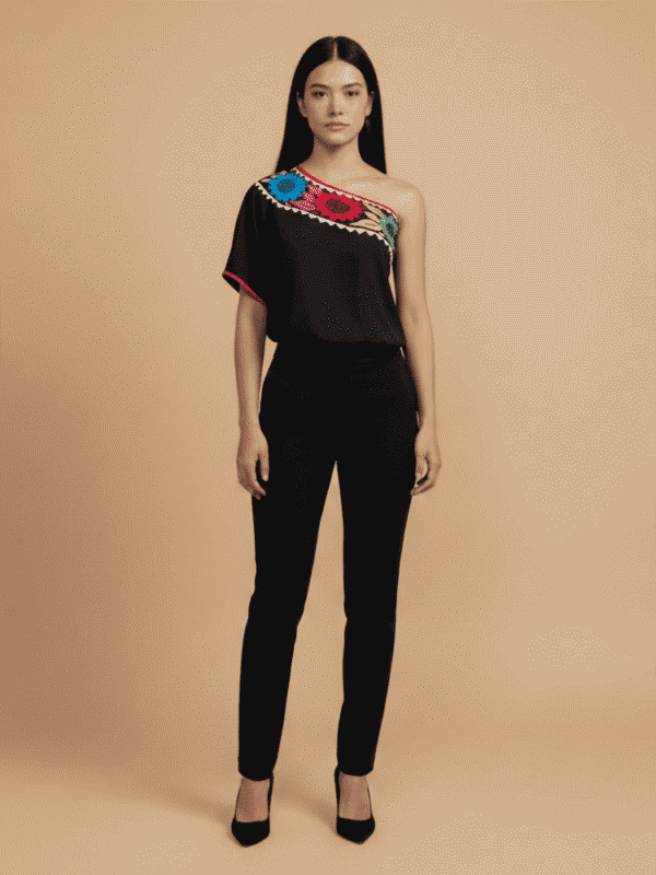 Blusa casual asimétrica con bordado hecho a mano por artesanas de Jalapa de Díaz