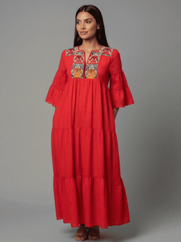 Vestido largo casual cuello redondo con mangas largas amplias y pechera bordada a mano en punto de cruz por artesanas de San Vicente Coatlán